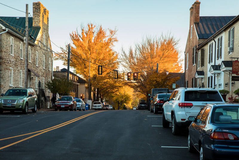 middleburg street in fall with cars parked along shops